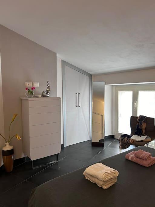 Elegante Appartamento Privato In Palazzo Storico Del XVIII - Pieno Centro Nicosia Eksteriør billede